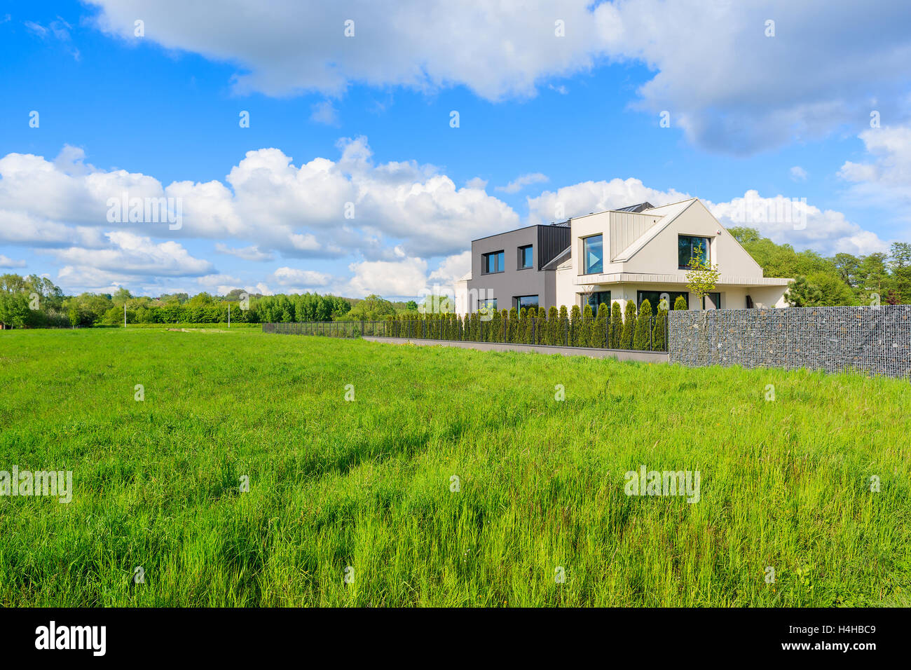 Modernes Haus auf der grünen Wiese im ländlichen Landschaft von Krakau, Polen Stockfoto