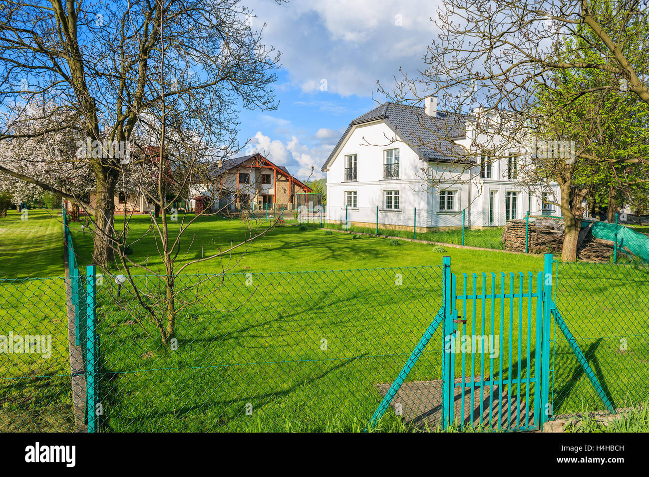 Krakau, Polen - 8. Mai 2016: grüne Garten des Luxus-Haus in der Stadt Krakau, Polen. Wohlhabende Leute bauen teure Häuser im Bereich Stockfoto