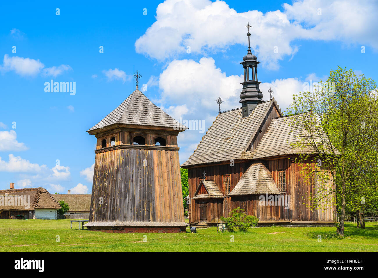 Alte hölzerne Kirche auf grüner Wiese in Tokarnia Dorf, Polen Stockfoto