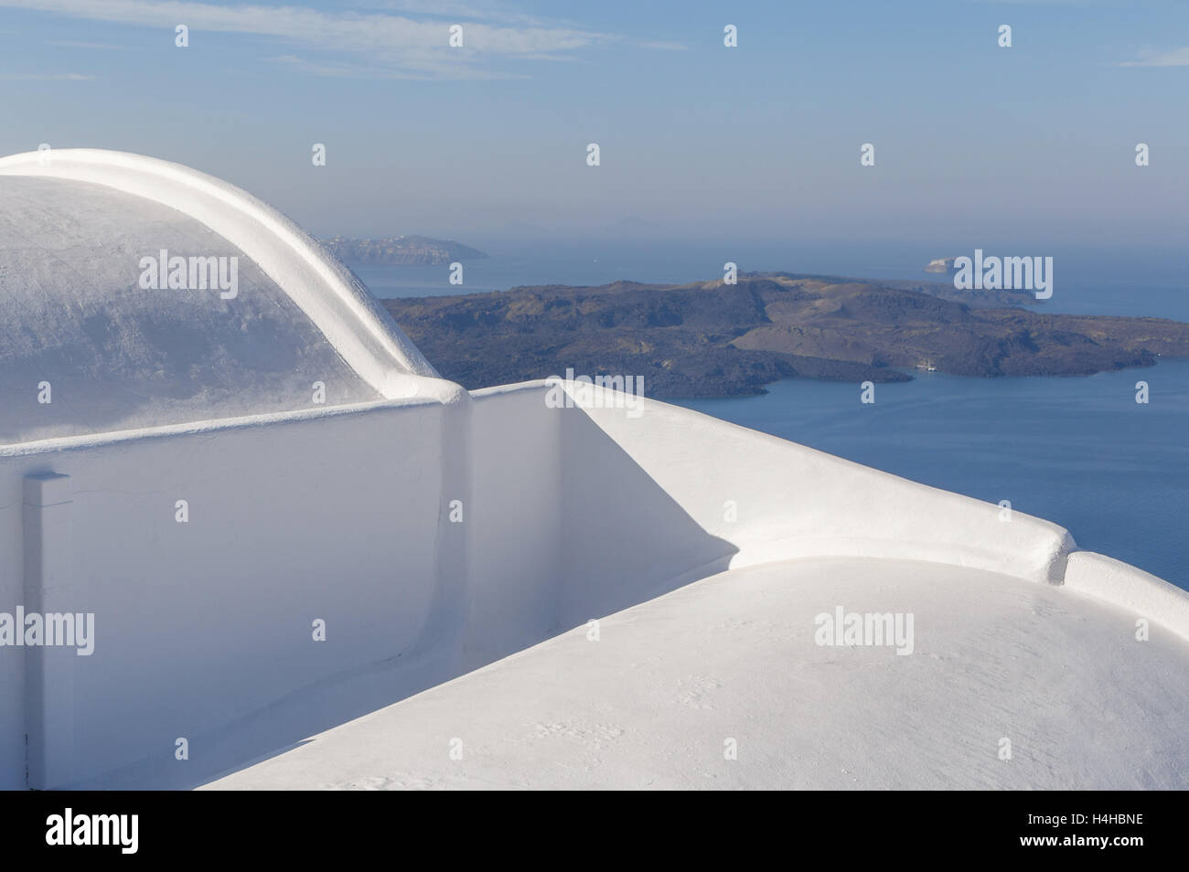 Dach des Traditionshauses auf Santorini gegen caldera Stockfoto