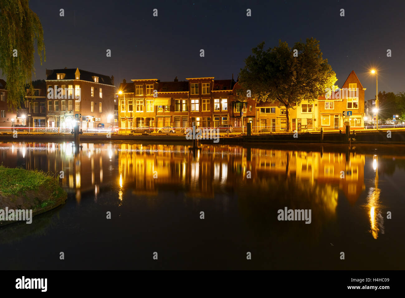 Niederländische Häuser am Kanal, Delft, Niederlande Stockfoto