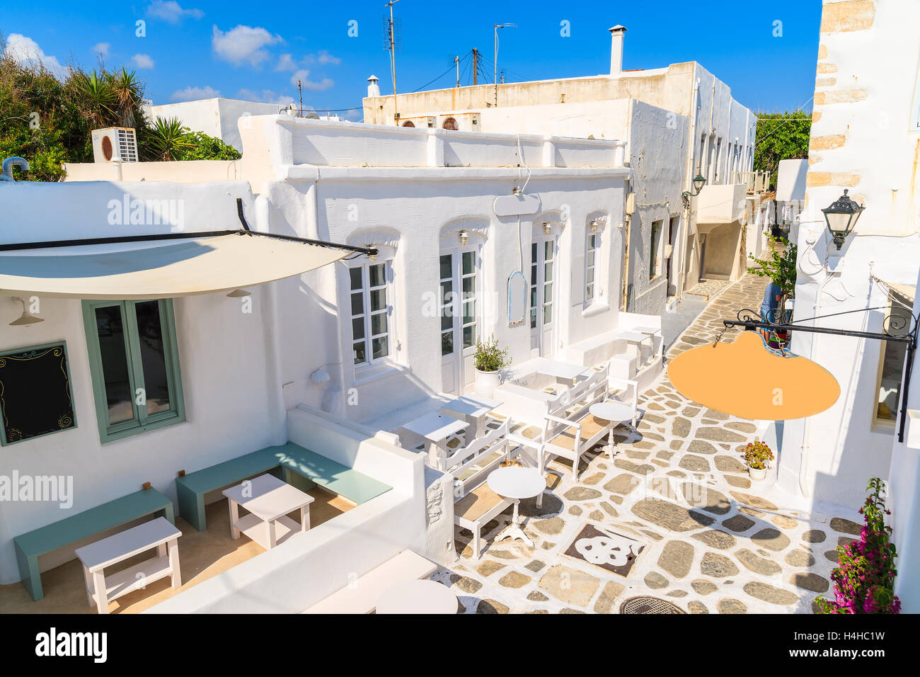 Schönen griechischen Baustil auf Straße von Naoussa Village, Insel Paros, Kykladen, Griechenland Stockfoto