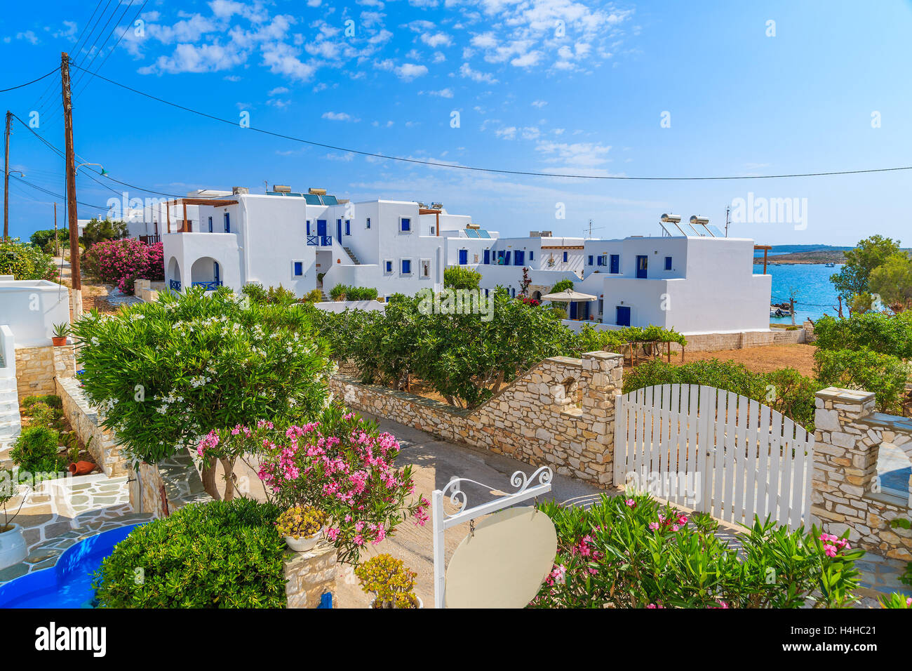 Wunderschöne griechische Häuser in Straße von Naoussa Village, Insel Paros, Kykladen, Griechenland Stockfoto