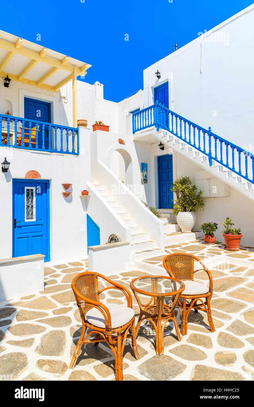 NAOUSSA VILLAGE, Insel PAROS - 18. Mai 2016: Tisch mit Stühlen auf der Terrasse der schönen griechischen Stil Ferienwohnungen in Naoussa Stockfoto