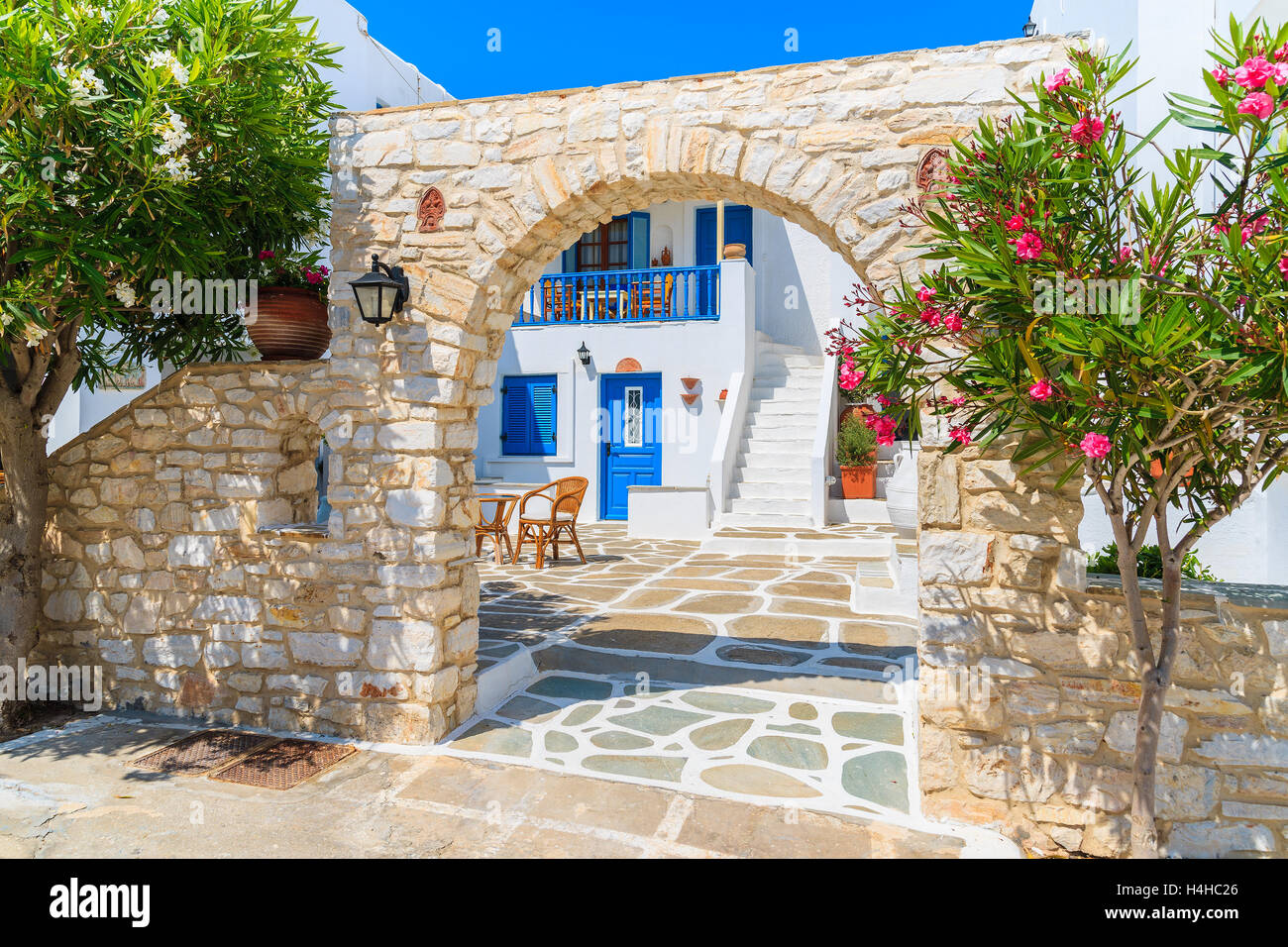 Schönen griechischen Stil Ferienwohnungen auf Straße von Naoussa Village, Insel Paros, Kykladen, Griechenland Stockfoto