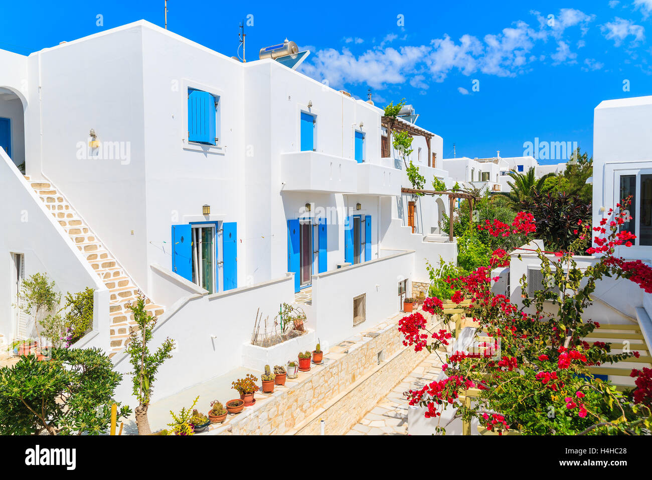 Schönen griechischen Stil Ferienwohnungen auf Straße von Naoussa Village, Insel Paros, Kykladen, Griechenland Stockfoto