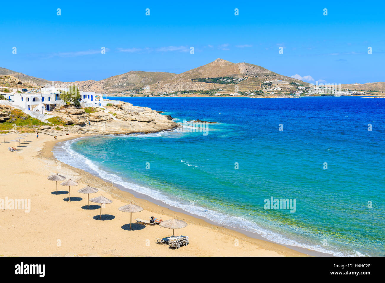 Ein Blick auf die wunderschöne Bucht mit Strand in Naoussa Village, Insel Paros, Kykladen, Griechenland Stockfoto