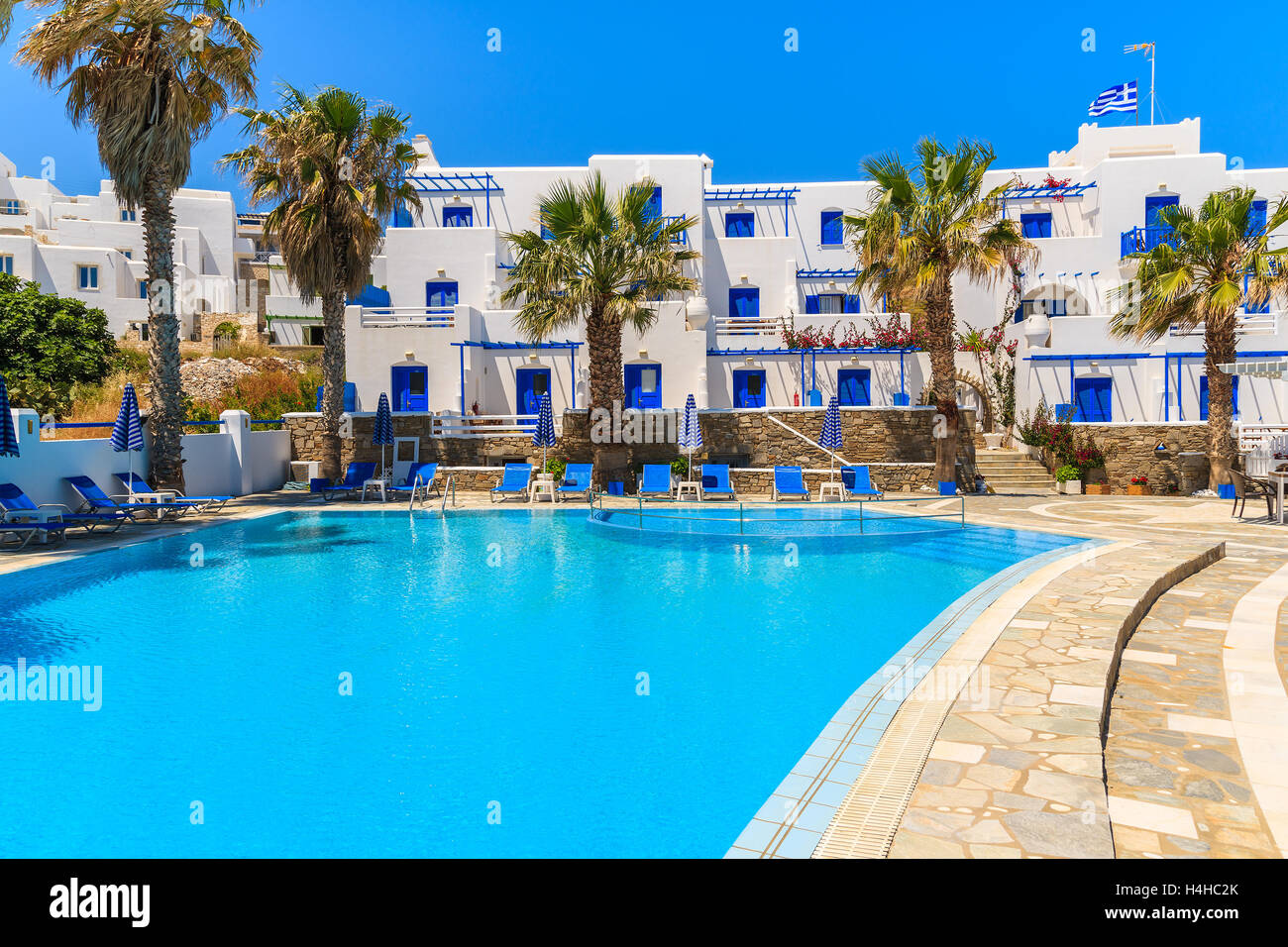 Insel PAROS, Griechenland - 19. Mai 2016: ein Blick auf Luxus-Hotel mit Schwimmbad in Naoussa Dorf. Dieses wunderschöne Hotel ist gebaut Stockfoto
