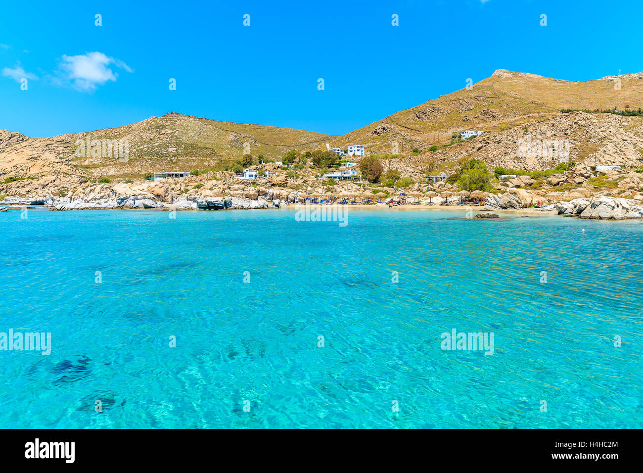 Kristallklare azurblaue Meerwasser nahe Kolymbithres Beach, Insel Paros, Kykladen, Griechenland Stockfoto