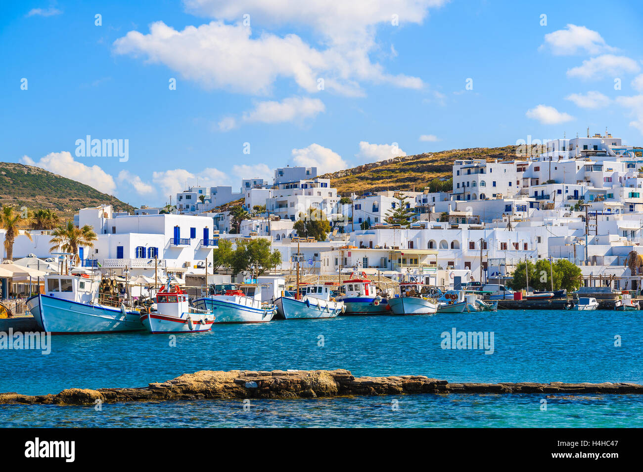 Blick auf Hafen von Naoussa mit weißen Häusern und traditionelle Fischerboote, Insel Paros, Griechenland Stockfoto