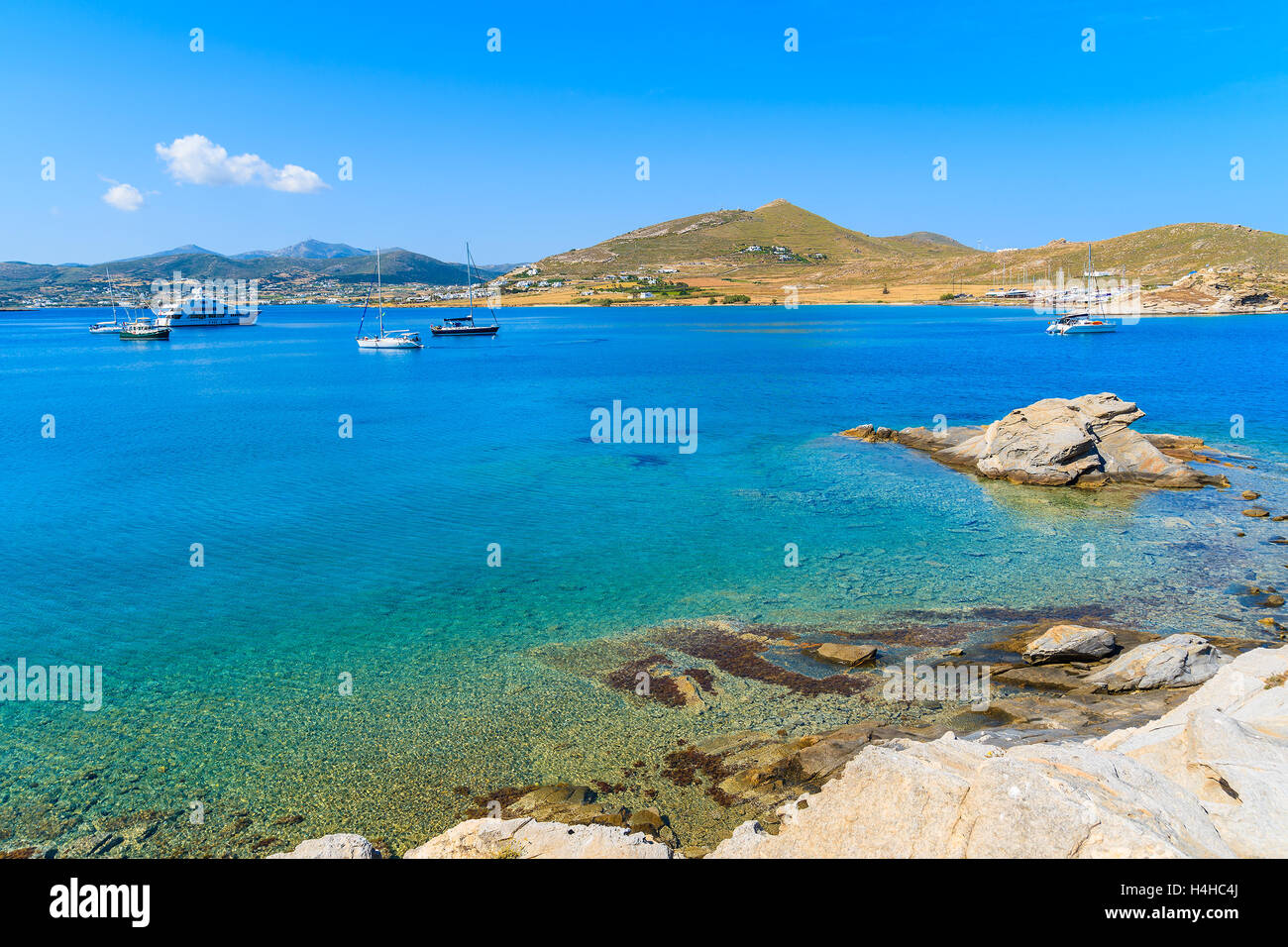 Blick auf schöne Monastiri Bucht mit türkisfarbenem Meerwasser, Insel Paros, Griechenland Stockfoto