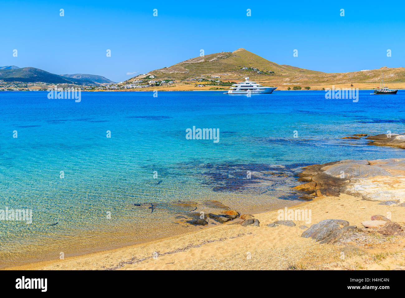 Blick auf schöne Monastiri Bucht mit türkisfarbenem Meerwasser, Insel Paros, Griechenland Stockfoto