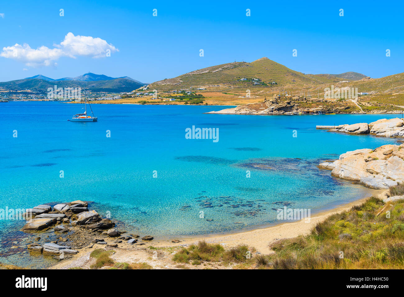 Ein Blick auf schöne Monastiri Strand mit türkisfarbenem Meerwasser, Insel Paros, Griechenland Stockfoto