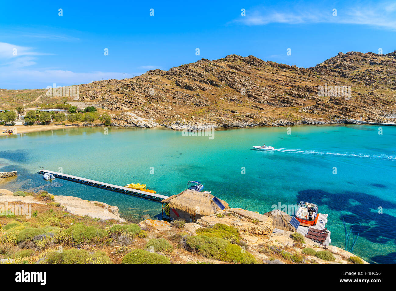 Blick auf schöne Monastiri Bucht mit türkisfarbenem Meerwasser, Insel Paros, Griechenland Stockfoto