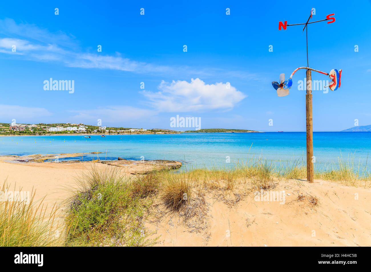 Blick auf Santa Maria Sandstrand mit türkisfarbenem Meerwasser, Insel Paros, Griechenland Stockfoto