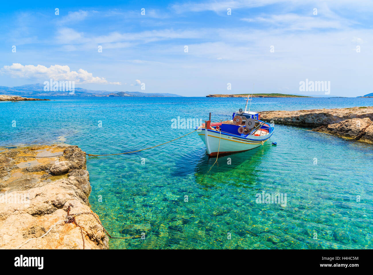 Ein Fischerboot auf in kleine Meeresbucht mit kristallklarem türkisfarbenem Wasser, Insel Paros, Griechenland Stockfoto