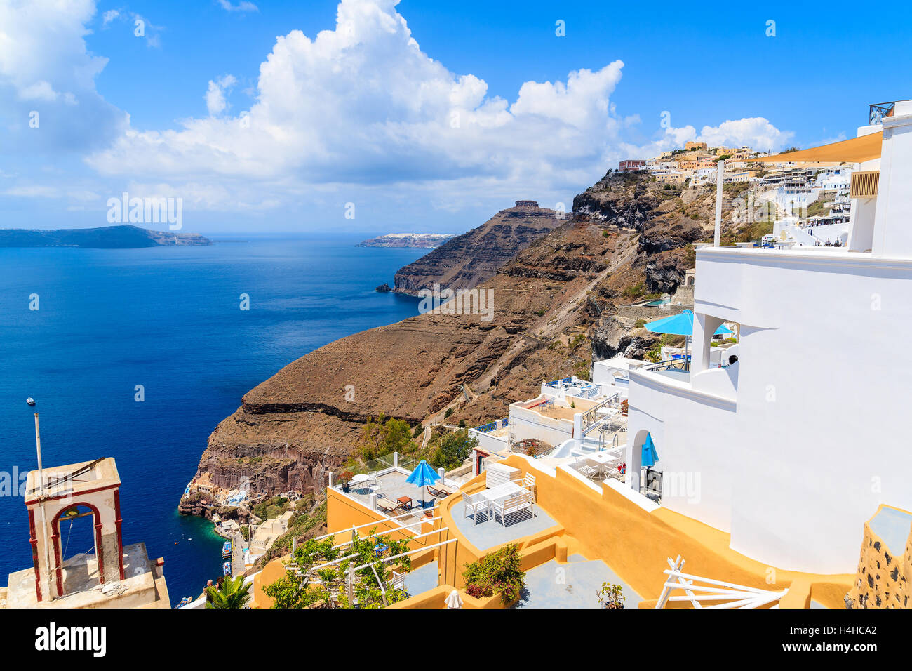 Blick auf schönen griechischen Dorf Firostefani und Caldera Cliff, Santorin, Griechenland Stockfoto