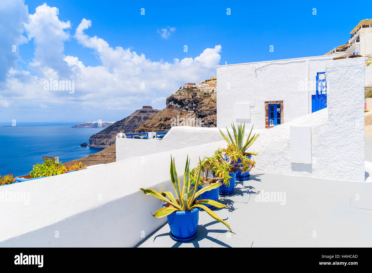 Blick auf schöne Firostefani Dorf mit typischen weißen griechischen Architektur, Santorin, Griechenland Stockfoto