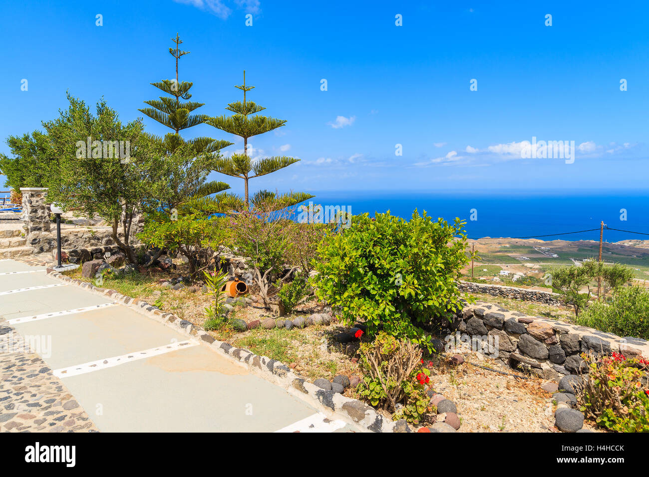 Pfad auf Küste von Santorini Insel und Blick aufs Meer, Griechenland Stockfoto