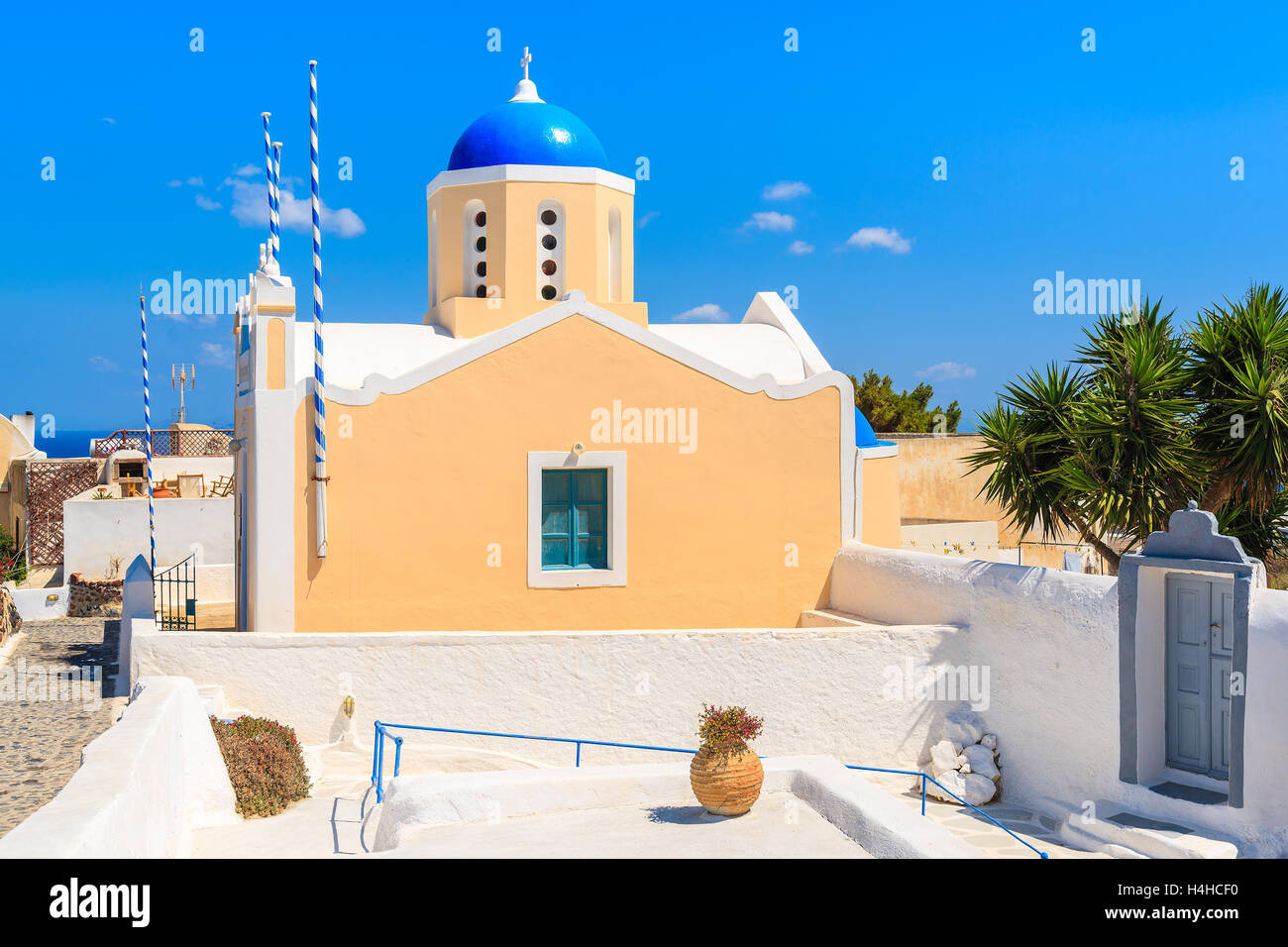 Typische griechische Kirche im Dorf Oia auf Santorin, Griechenland Stockfoto