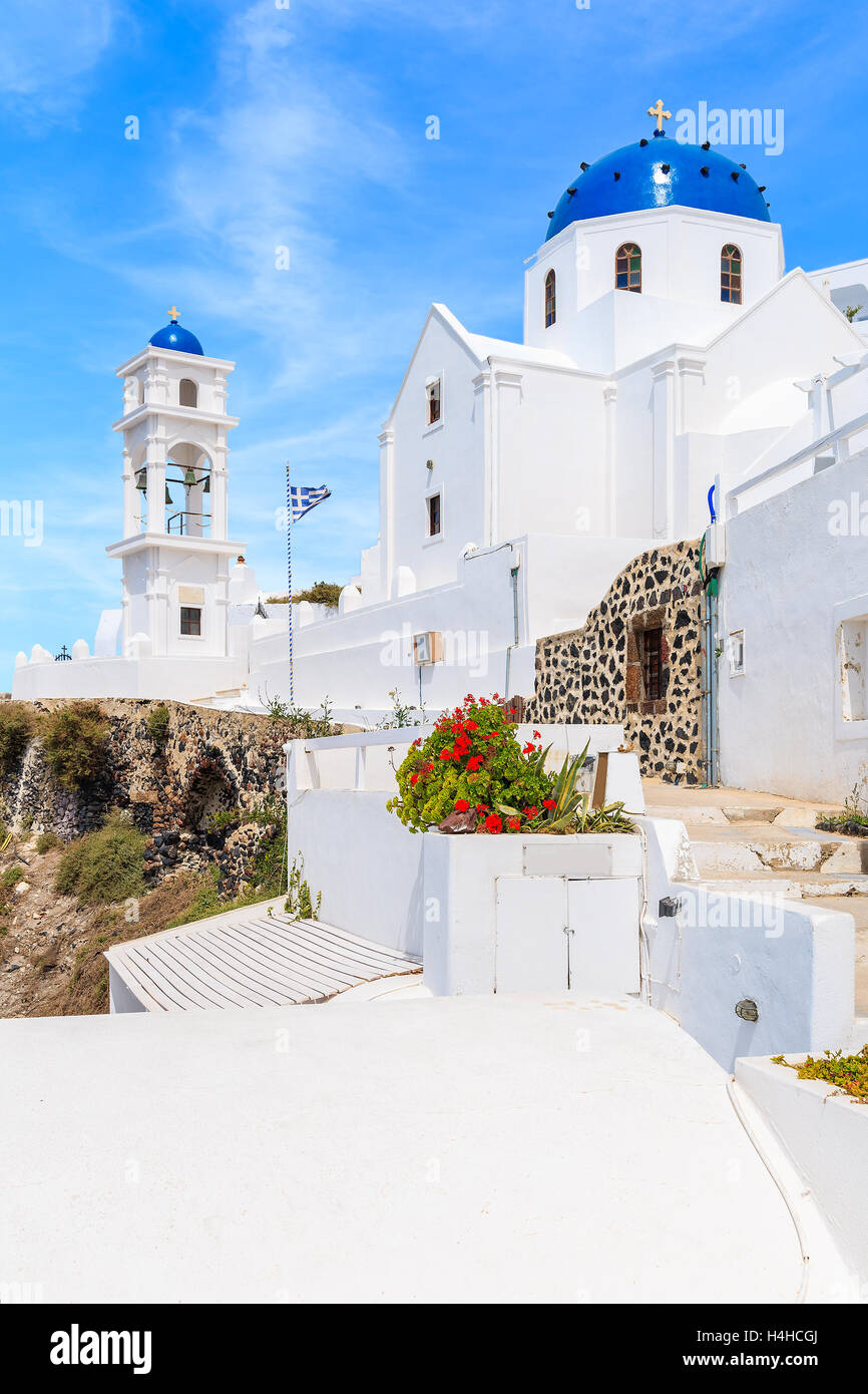 Schöne Kirche mit blauer Kuppel im Dorf Imerovigli auf Santorin, Griechenland Stockfoto