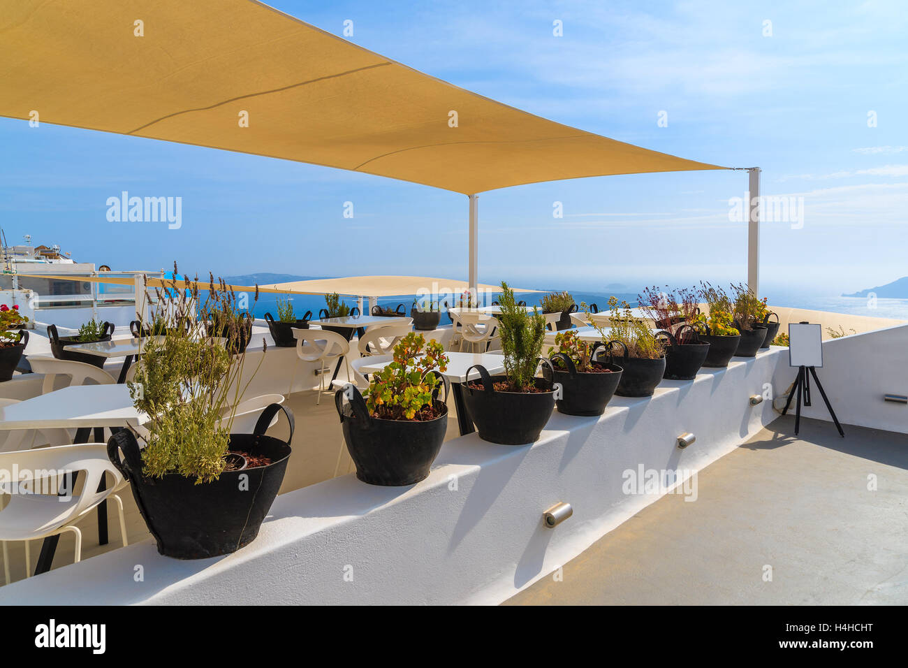 Restaurant an der Strandpromenade mit Blick auf Meer in Firostefani Dorf auf der Insel Santorini, Griechenland Stockfoto