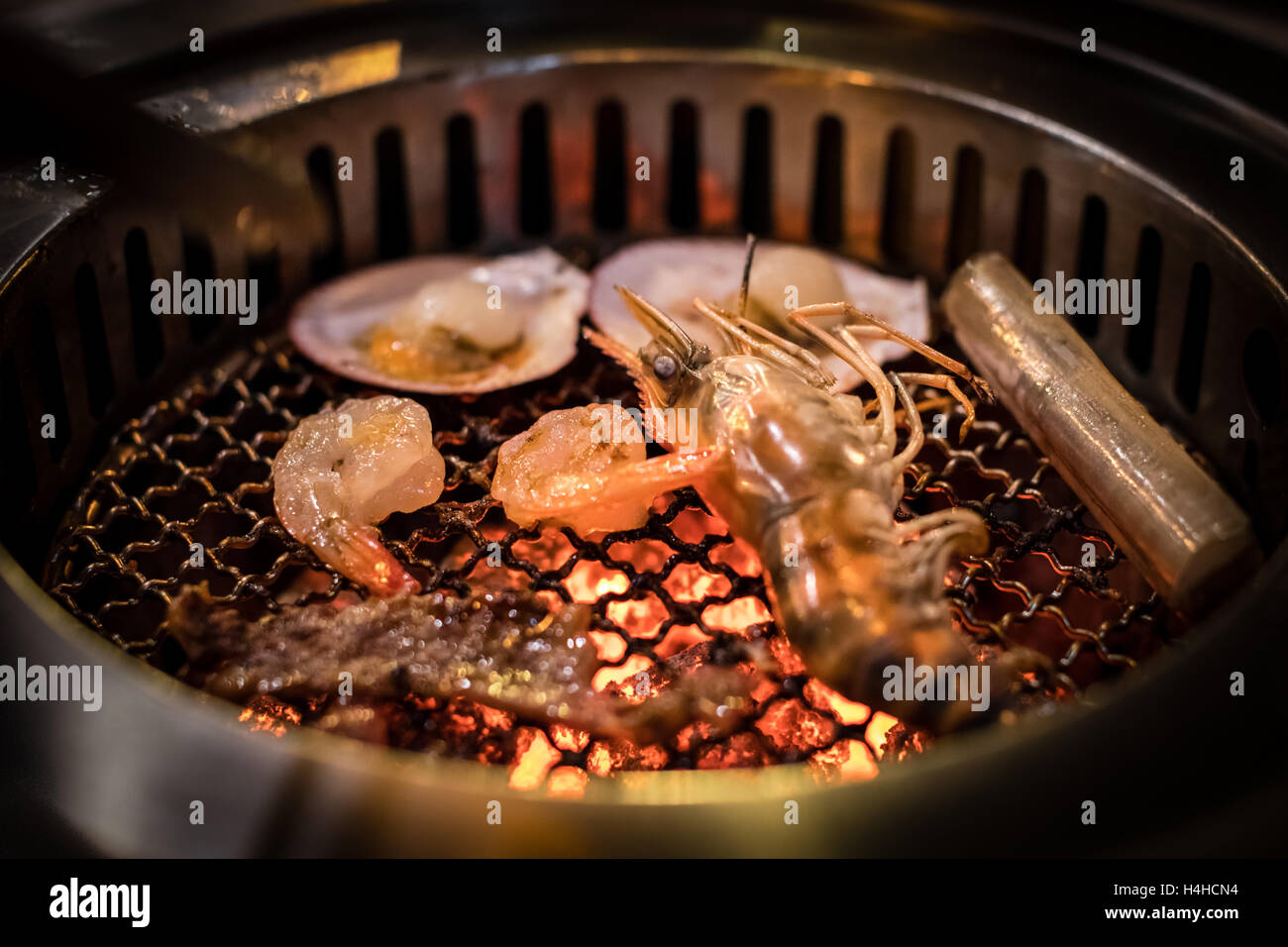 Grill gegrillte Meeresfrüchte auf heißen flaming Grill kochen. Stockfoto