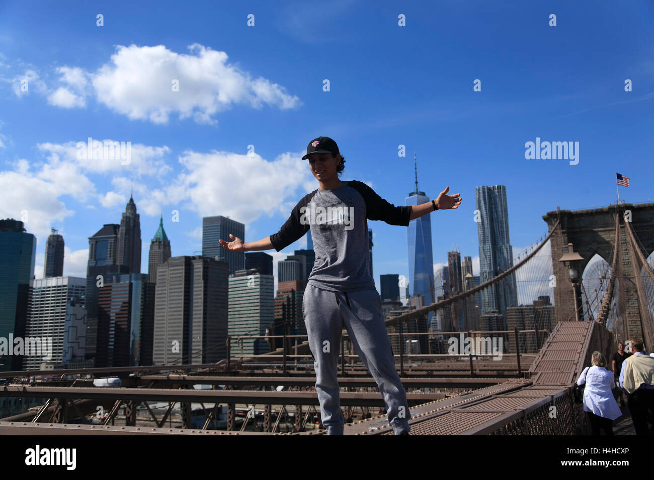 Junge Touristen auf der Brooklyn Bridge, New York, USA Stockfoto