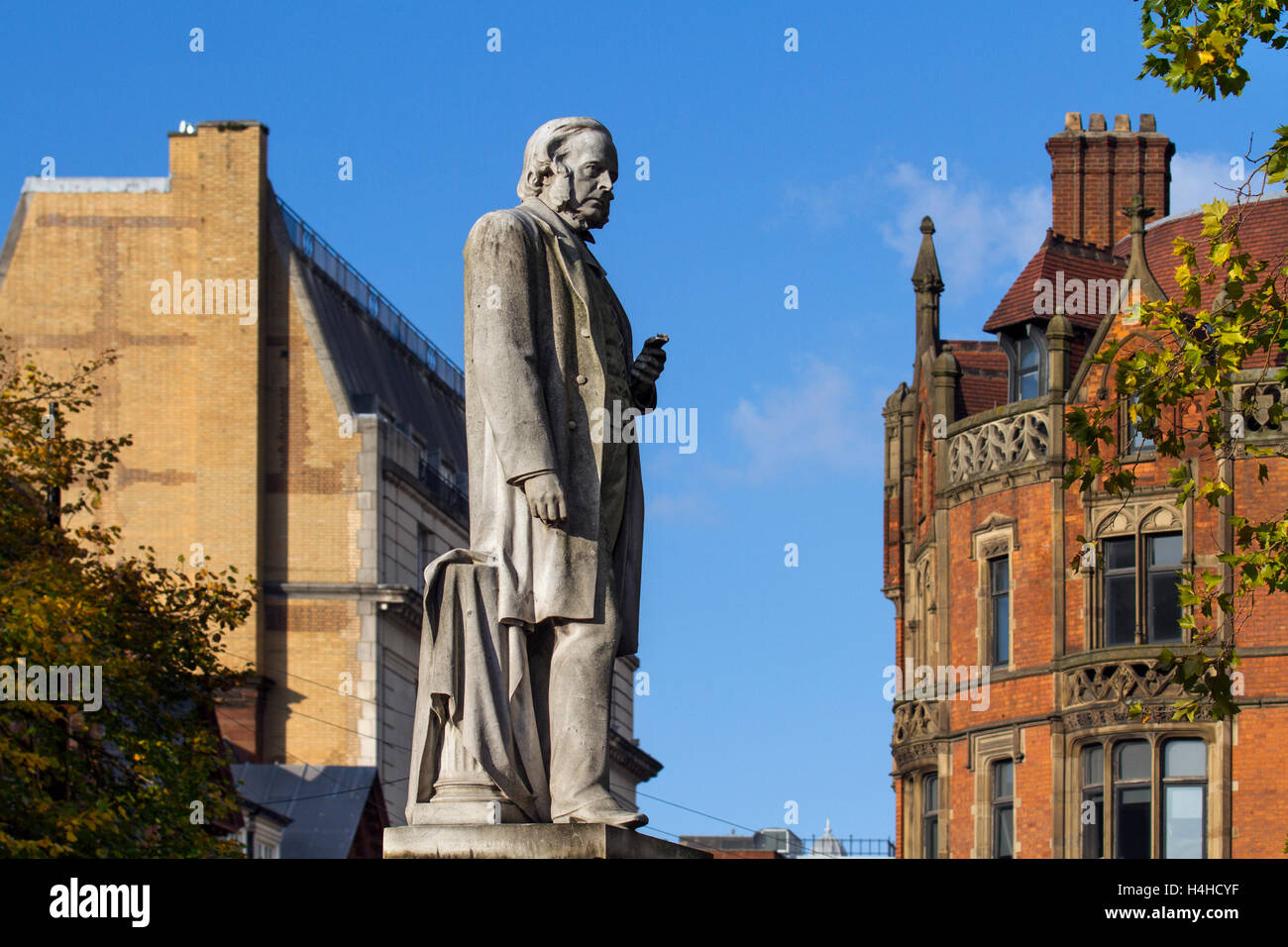 Architektur und Gebäude, mit Statue des viktorianischen Staatsmann und Begründer John Bright in Albert Square, UK Stockfoto