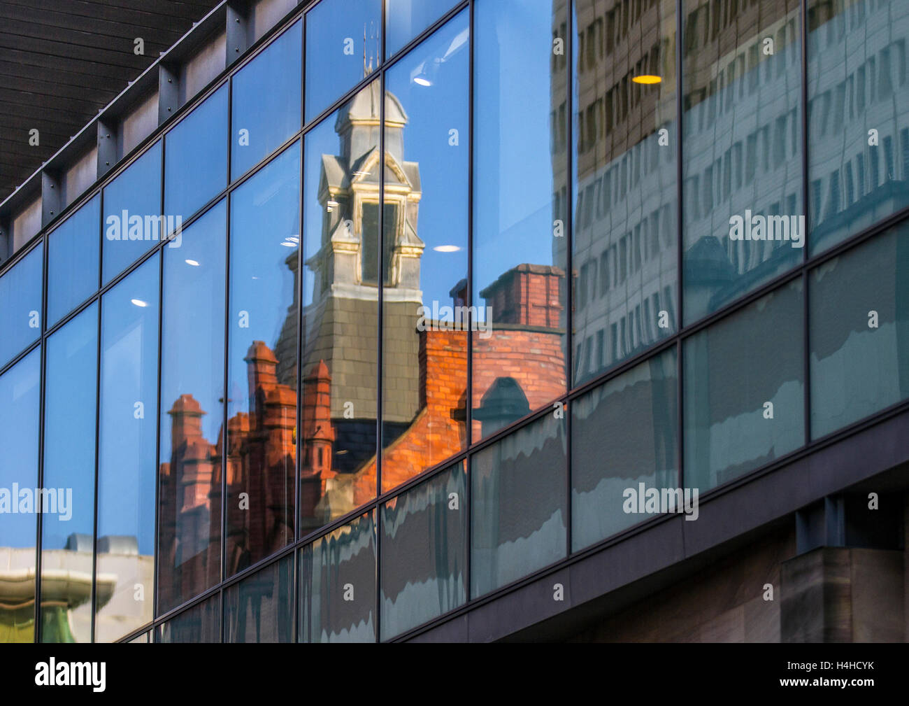 Die viktorianische Skyline von Manchester mit vergoldeten Gebäuden, Spiegelbilder der Glaswand der Brown Street, Greater Manchester, Großbritannien Stockfoto
