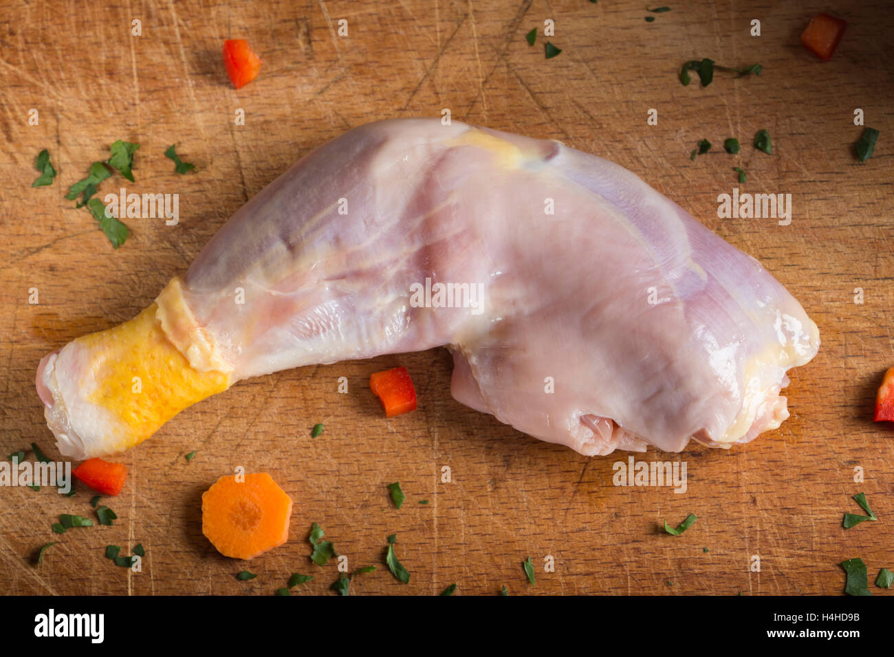 Rohe Bio Hähnchenschenkel mit Kräutern und Gemüse fertig gekocht werden Stockfoto