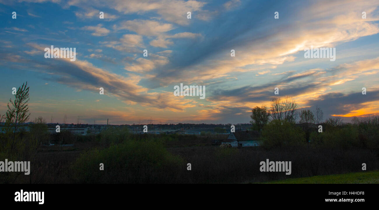 Die schönen Farben des Himmels und der Wolken wie die Sonne über die Landschaft legt Stockfoto