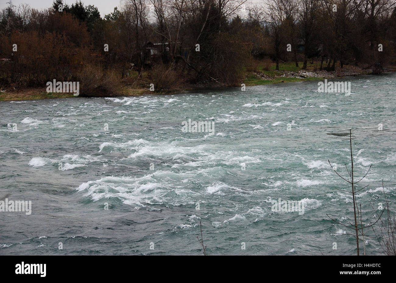 Fluss Sava, übersichtliche und schnelle Wasser mit Stromschnellen und Wellen drauf Stockfoto