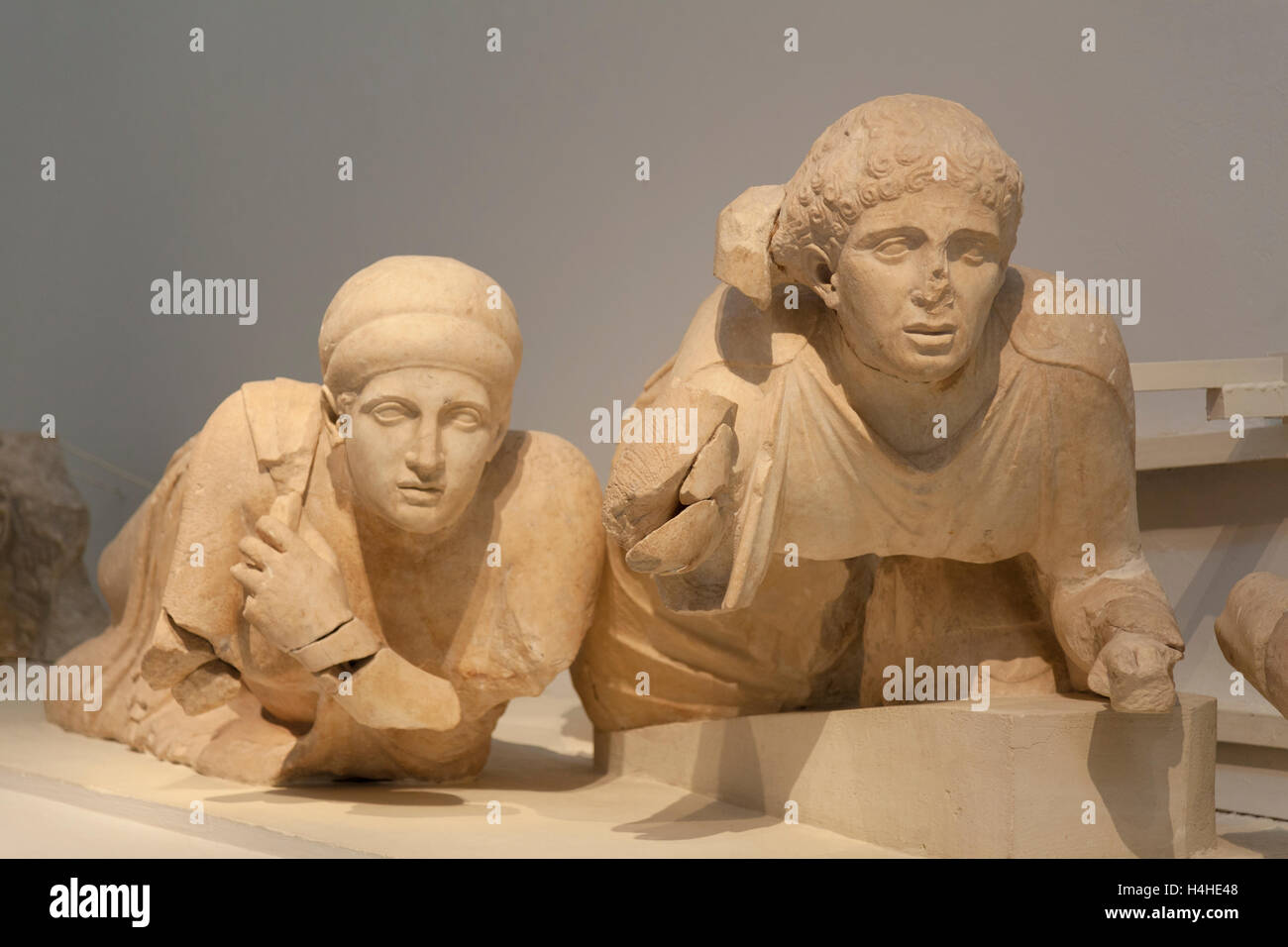 Statuen aus dem Westgiebel des Zeustempels in Olympia, Olympia-Museum, Peloponnes, Griechenland Stockfoto