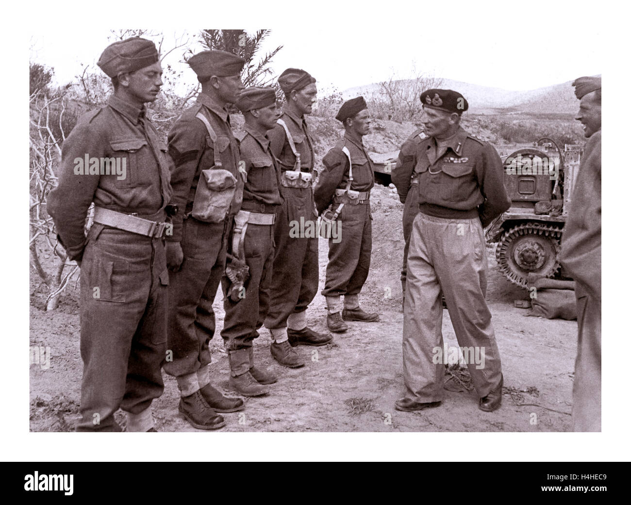 'Monti'-Feldmarschall Bernard Montgomery, der Held von El Alamein und Nordafrika, der einen Armeeplatoon überprüft. Er war einer der inspirierendsten Militärkommandeure des zweiten Weltkriegs. Zweiter Weltkrieg WW2 Stockfoto