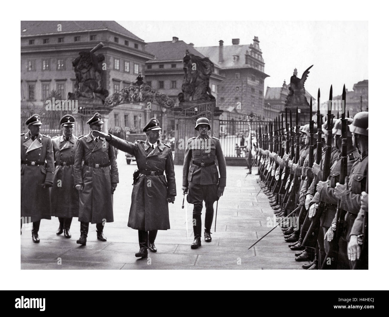 Heinrich Himmler während eines Besuchs im Zentrum von Prag mit Reinhard Heydrich und Karl Wolff. Überprüfung der deutschen SS-Truppen mit einem Heil Hitler Salute Prag Stadt Tschechoslowakei Stockfoto