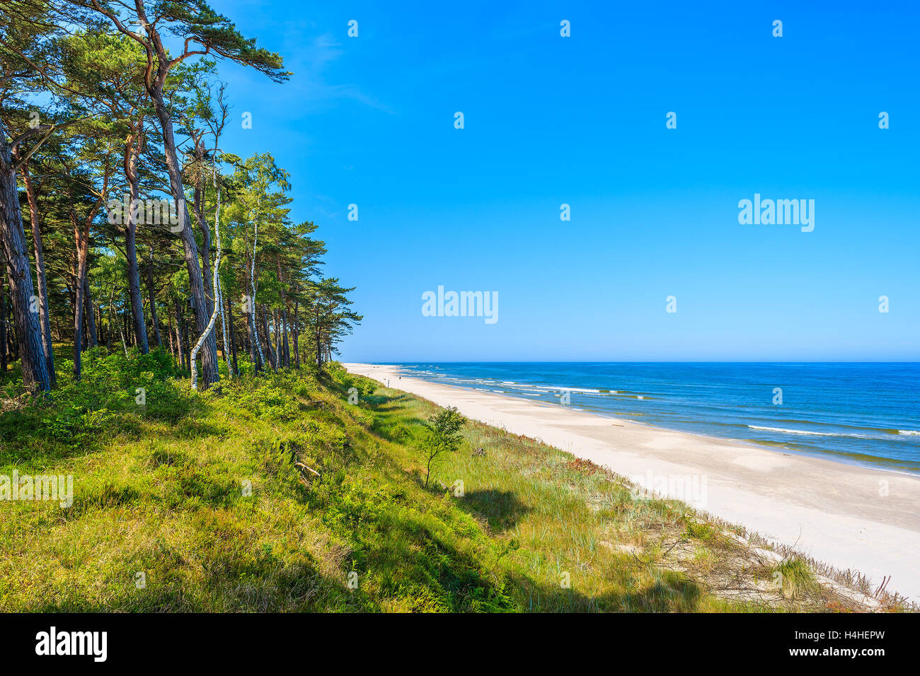 Blick auf den wunderschönen Sandstrand in Lubiatowo Küstendorf, Ostsee, Polen Stockfoto