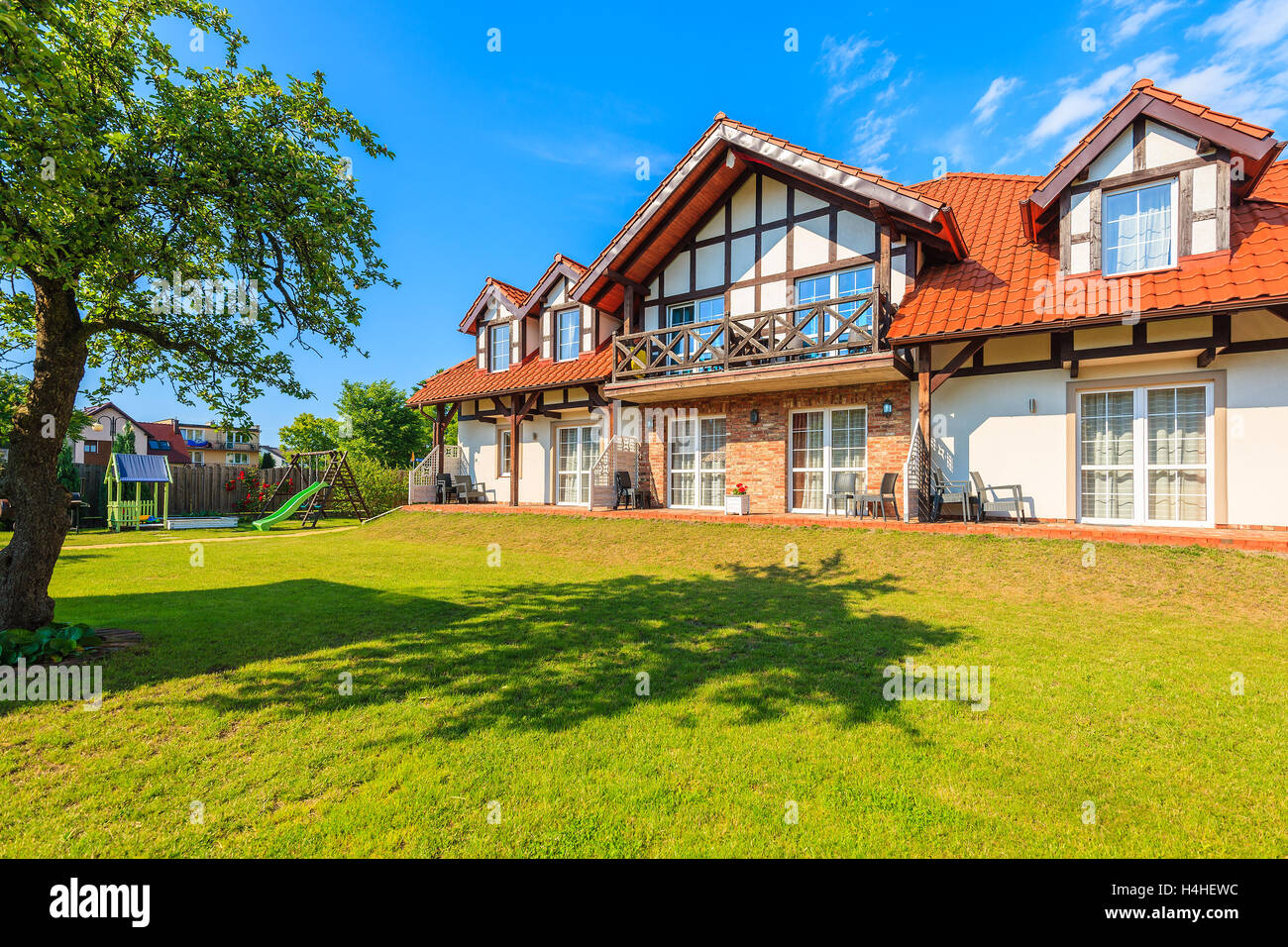 LEBA, Polen - 20. Juni 2016: typisches Haus im skandinavischen Stil im grünen Garten in der Stadt Leba, Ostsee, Polen gebaut. Stockfoto