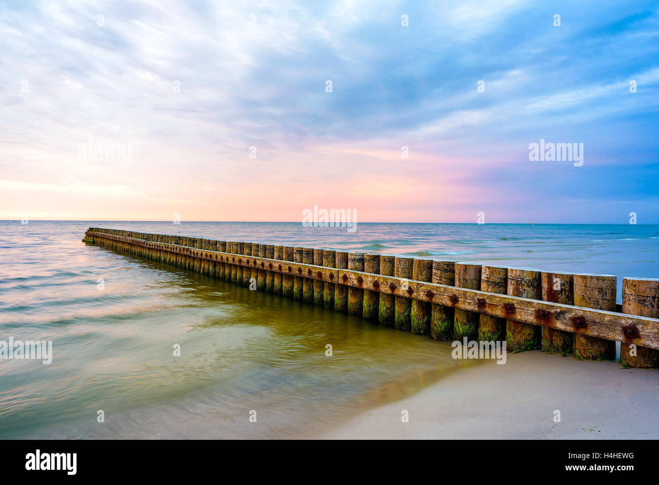 Sonnenuntergang am Strand in Leba Küstenstadt, Ostsee, Polen Stockfoto