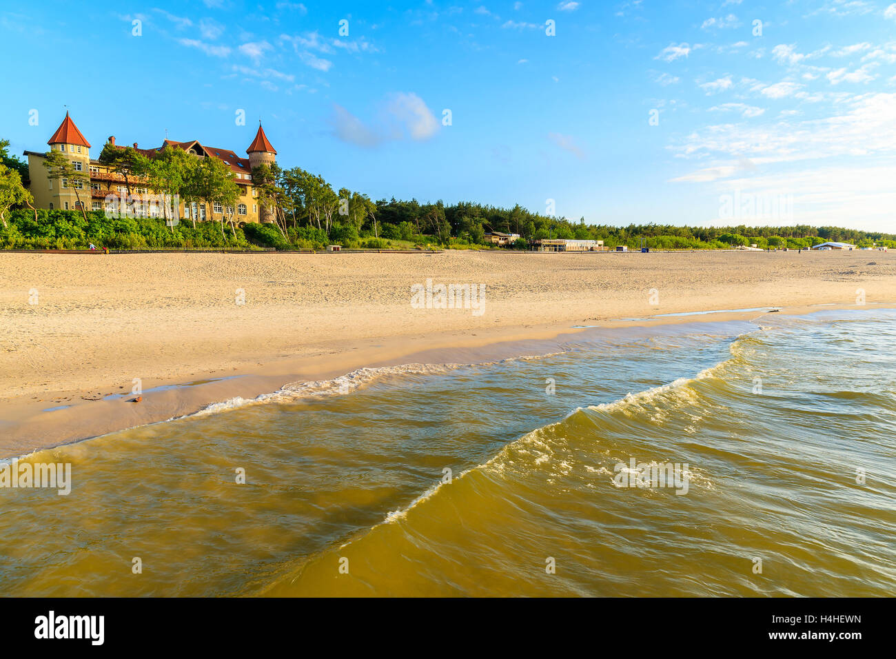 Ein Blick auf Leba Strand und historischen Hotelgebäude auf Sanddüne, Ostsee, Polen Stockfoto