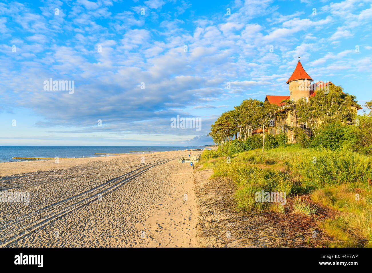 Ein Blick auf Leba Strand und historischen Hotelgebäude auf Sanddüne, Ostsee, Polen Stockfoto