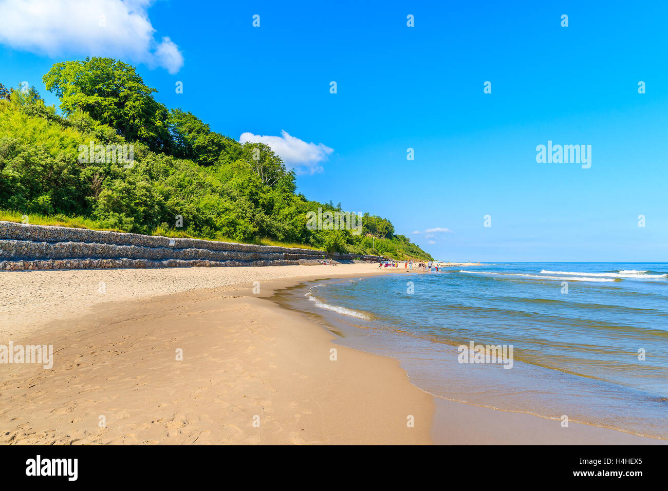 Ein Blick auf Strand und blaue Ostsee, Küstendorf Jastrzebia Gora, Polen Stockfoto
