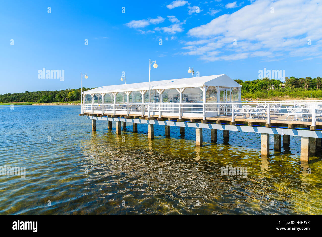 Eine weiße Restaurantgebäude auf Jurata Pier auf der Halbinsel Hel, Ostsee, Polen Stockfoto