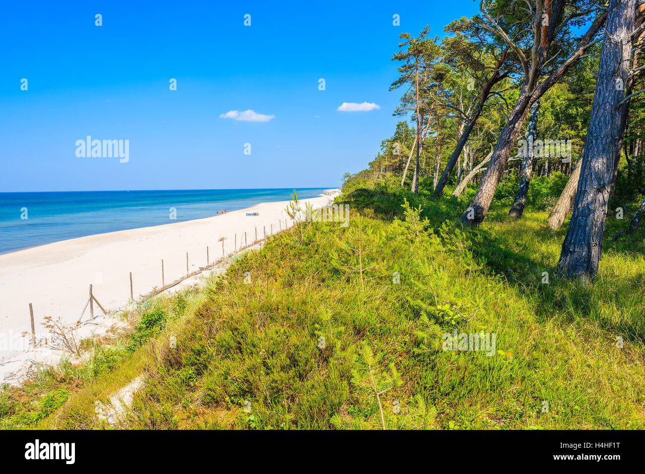 Blick auf den wunderschönen Sandstrand in Lubiatowo Küstendorf, Ostsee, Polen Stockfoto