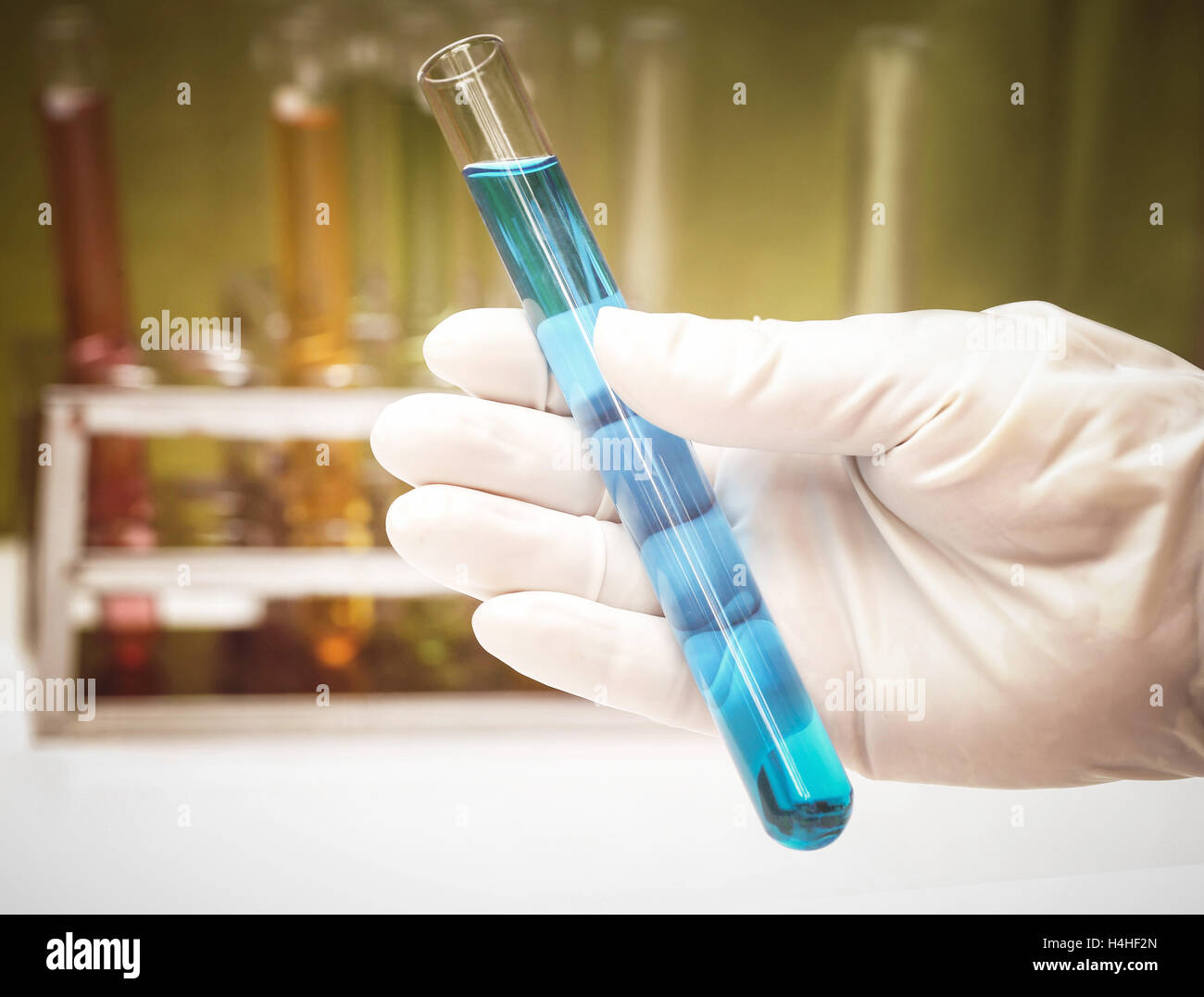 Hand hält ein Reagenzglas mit chemischen Probe im Labor Stockfoto