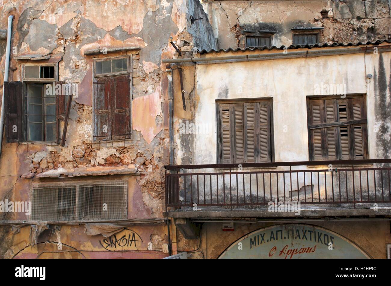 Fassade mit maroden Türen, Ziegel und Fenster Stockfoto