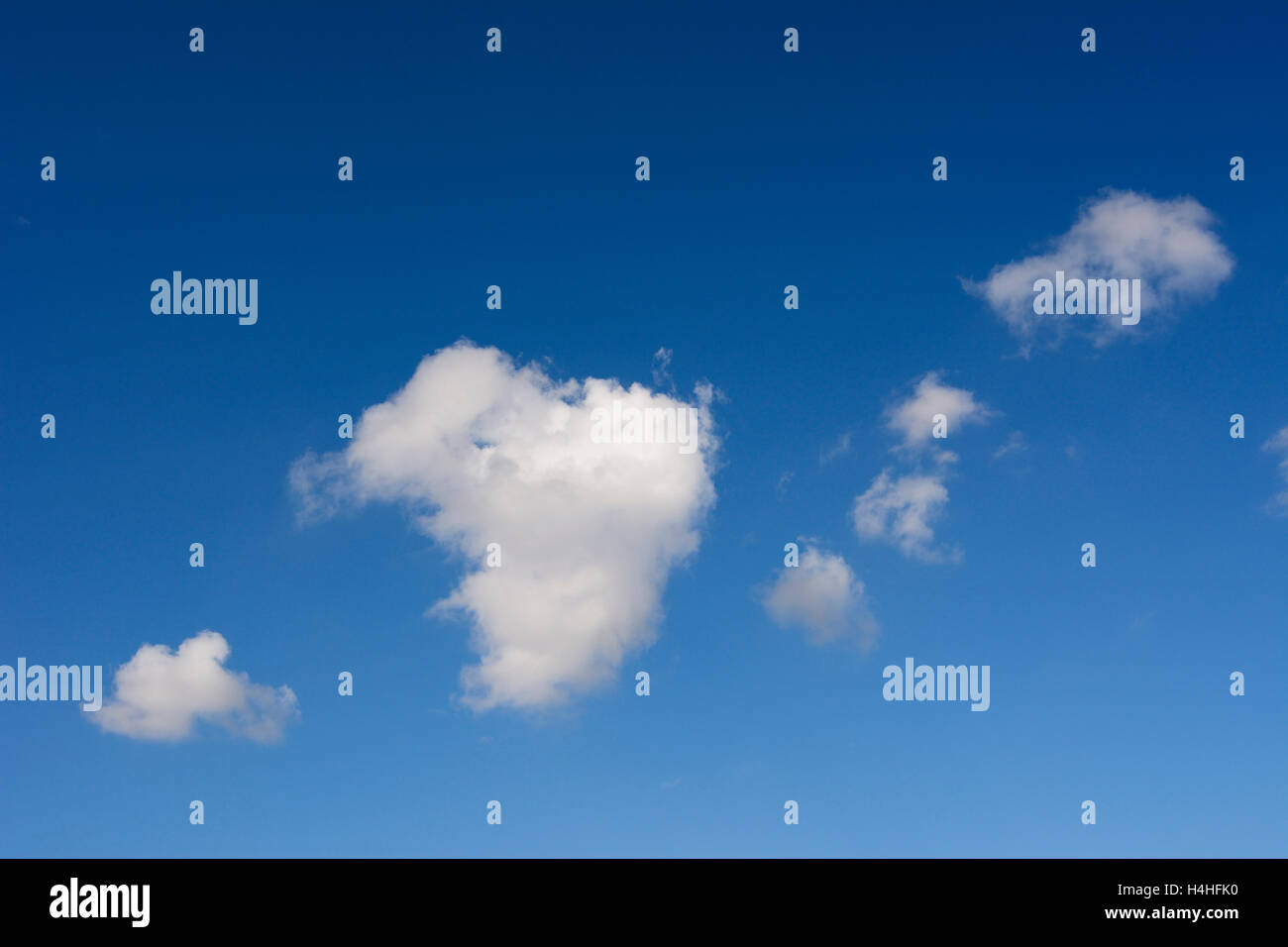 Herzförmige Wolke vor einem tiefblauen Himmel. Stockfoto