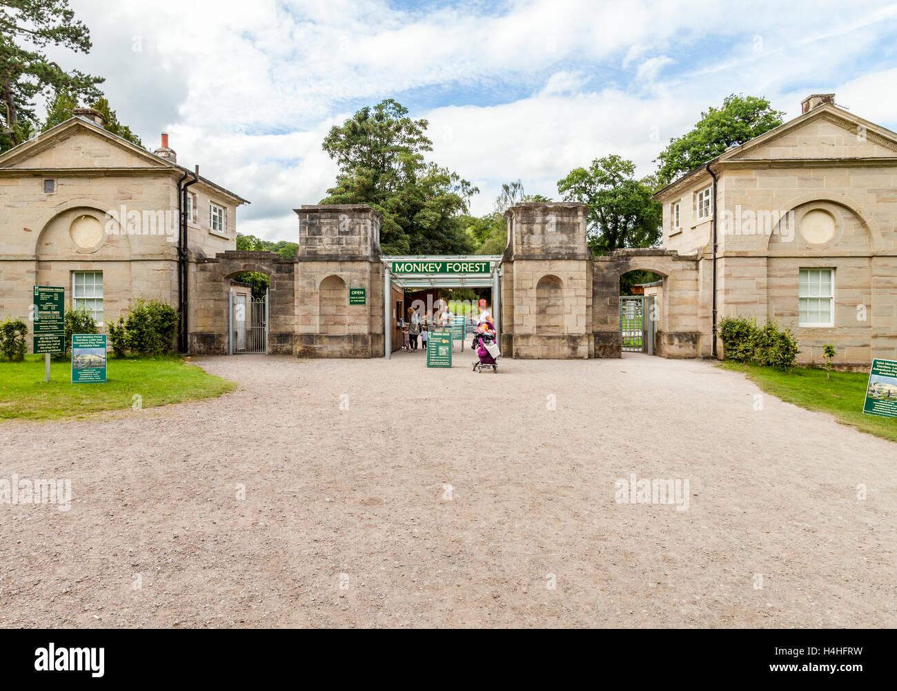 Eingang zum Affenwald Trentham Estate, Stein Straße, Staffordshire, England. Stockfoto