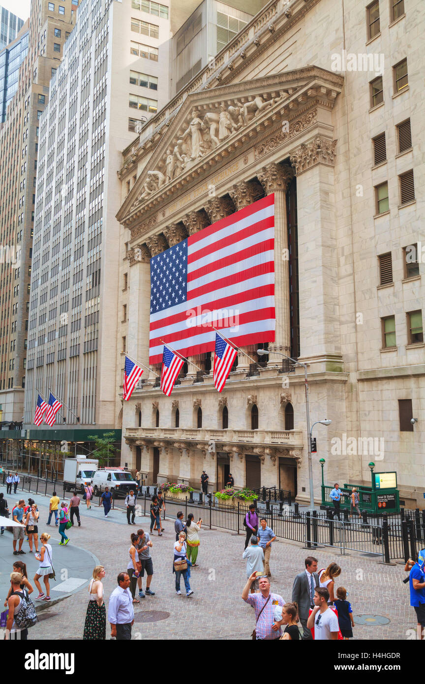 NEW YORK CITY - September 3: New York Stock Exchange Gebäude mit Menschen am 3. September 2015 in New York. Stockfoto