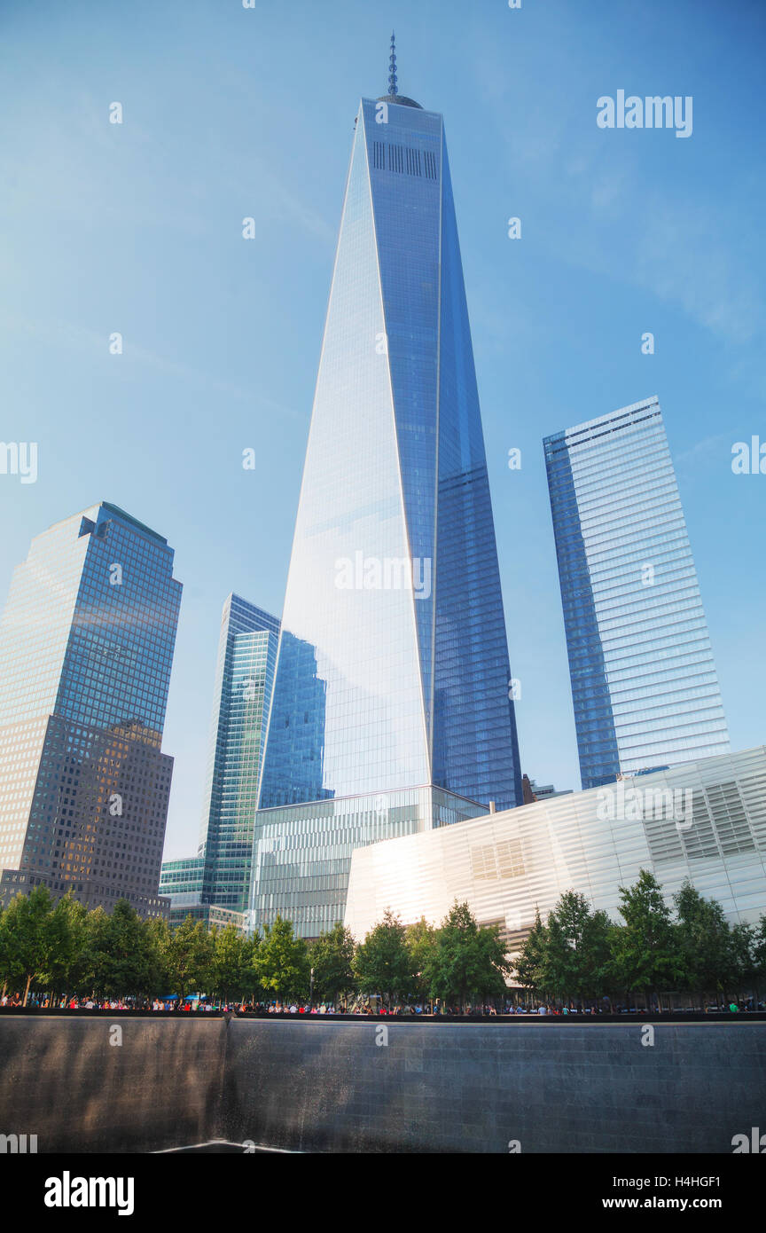 NEW YORK CITY - SEPTEMBER 3: One World Trade Center und 9/11 Memorial mit Personen im 3. September 2015 in New York City. Stockfoto